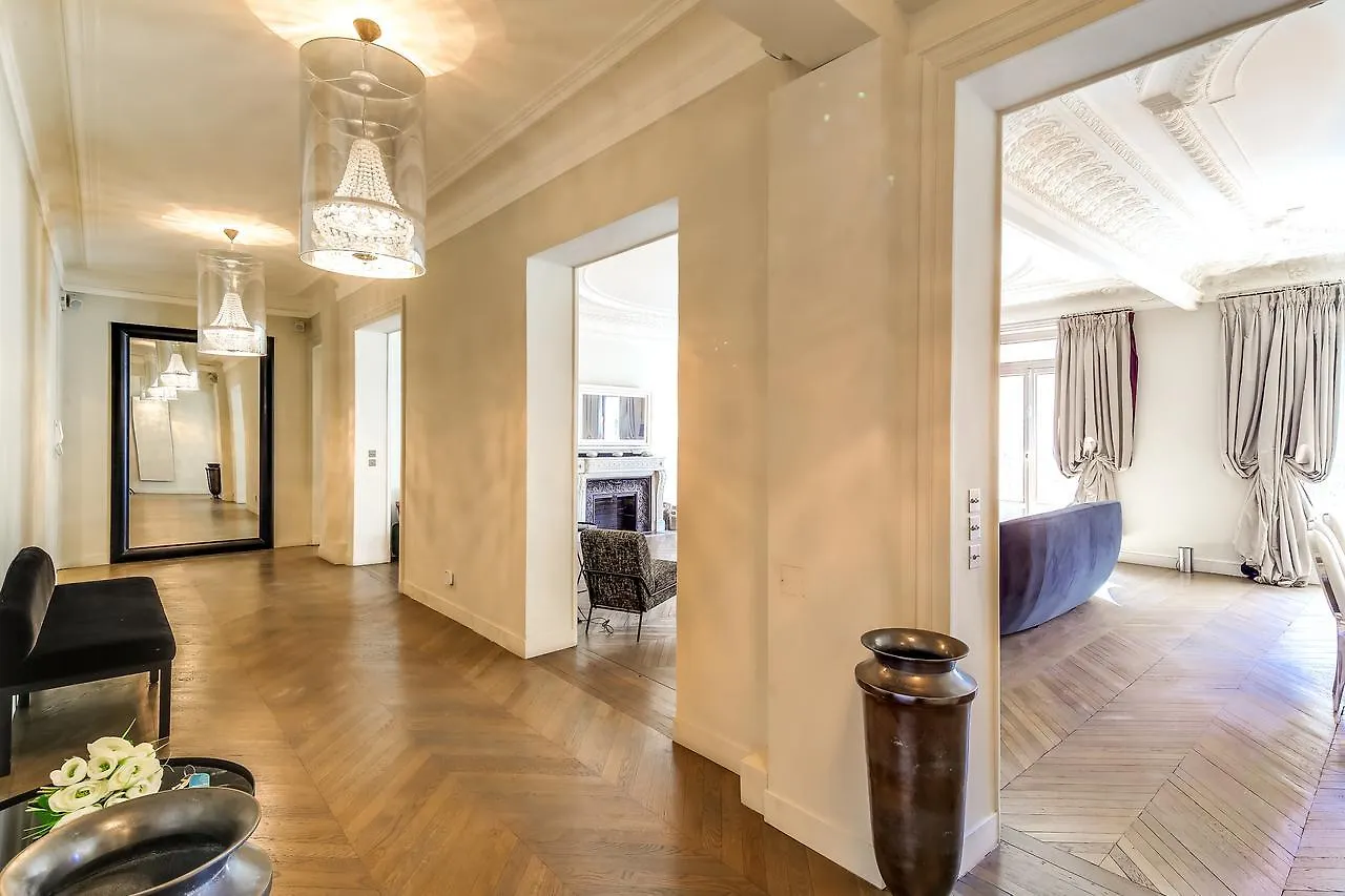Sweet Inn - Montaigne Apartment Paris